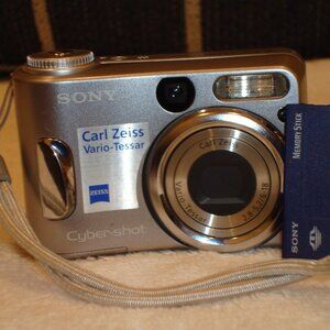 Sony Cyber-shot DSC-S60 Silver 4.1 MP Carl Zeiss Lens Camera - Working: READ!